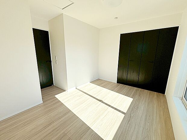 【☆Room☆】
6.5帖洋室。充分な広さの収納を備え、採光良好な洋室は、快適空間。プライベートの時間もゆったりお寛ぎ頂けそうです。