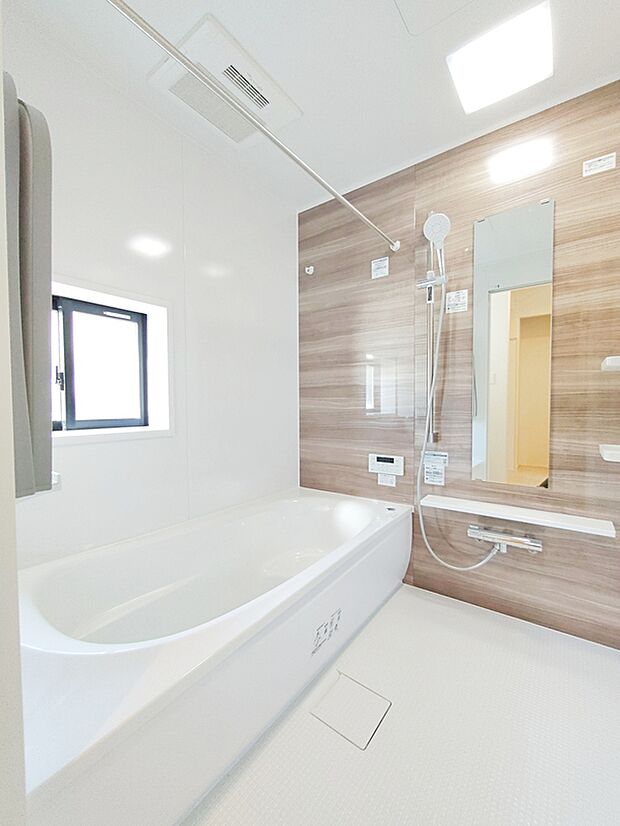 【浴室】窓付きのバスルーム。陽射し差し込む明るい環境は、日中の入浴も気持ち良くお使い頂けそうです。