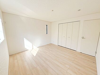 日差しが入る洋室の内観