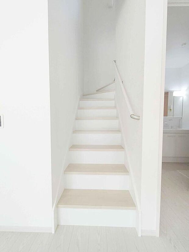 【☆Stairs☆】家族との自然なふれあいが生まれるリビングイン階段。手すり付きで安全性も高く、見た目にもおしゃれな快適空間を演出します。