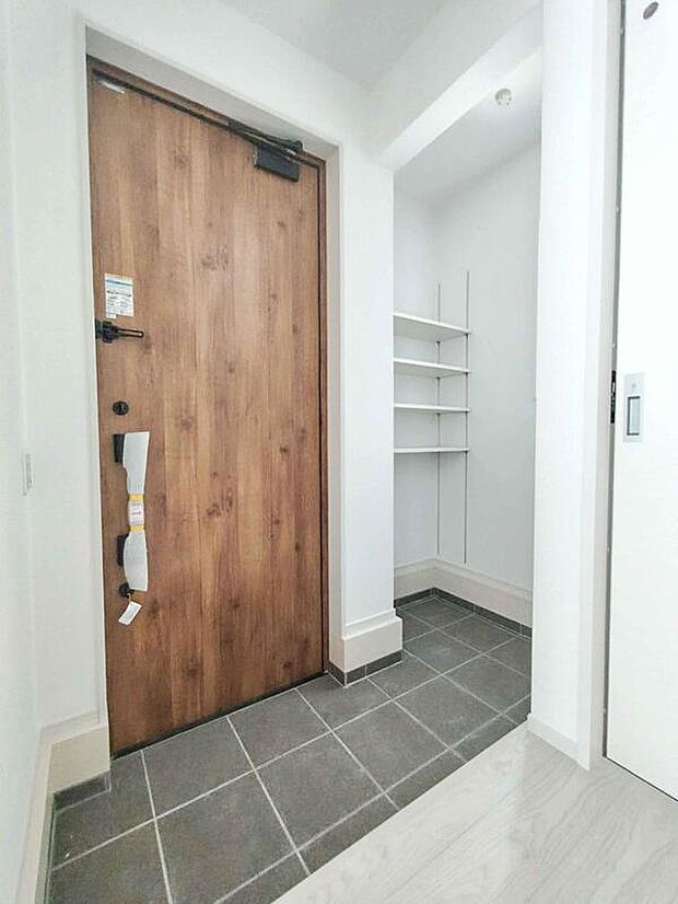 【☆Entrance☆】訪れる人を優しく迎える、スタイリッシュな玄関。ウッドテイストの玄関ドアがお洒落です。