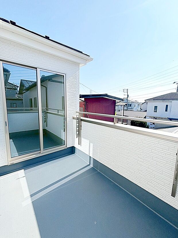 【☆Balcony☆】南側に設置された広々バルコニー。心地よい陽射しや暖かな風を楽しむことが出来ます。晴れた日にはたっぷりの洗濯物や布団を干せます!