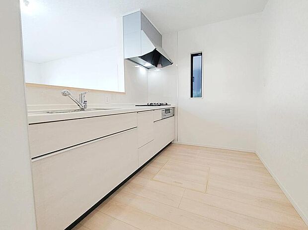 【☆Kitchen☆】窓付きの明るく爽やかなキッチンスペース。床下収納もございますので、いつでもすっきりとお使い頂けそうです。