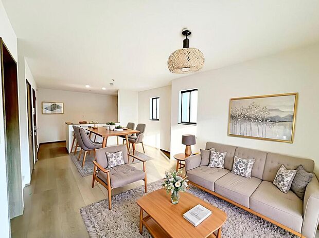 【☆Livingroom☆】自然光がたっぷり室内に降り注ぎ、居心地のよいリビング。ご家族の楽しい笑い声が聞こえてきそうです。※家具をCGで加工しています。家具付き販売ではございません。