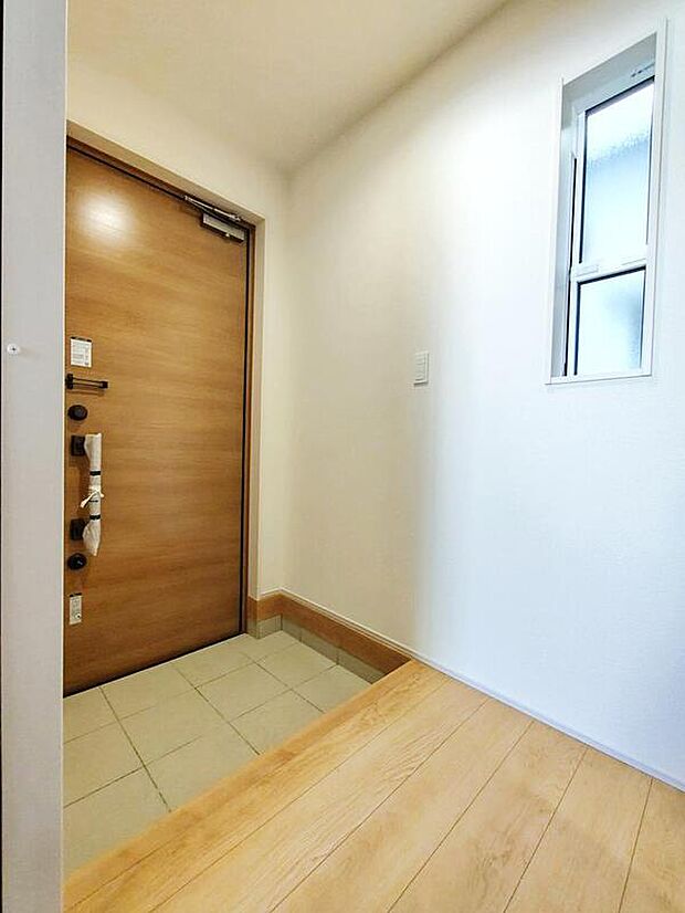 【玄関】開放感のある玄関ホール。温もり感じるフローリング仕様ですので、ご家族やお客様を温かく迎えてくれます。