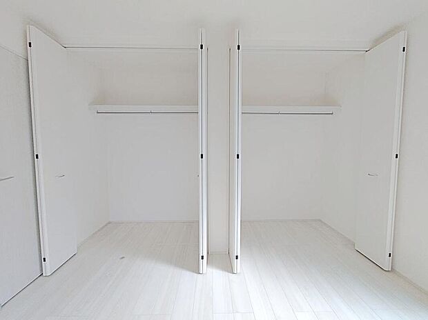 【収納】大人が立って入る事ができる広々クローゼット。コートやワンピースはもちろん、ゴルフバッグ等大きな物も楽々収納できます。収納も多く住みやすい邸宅です♪