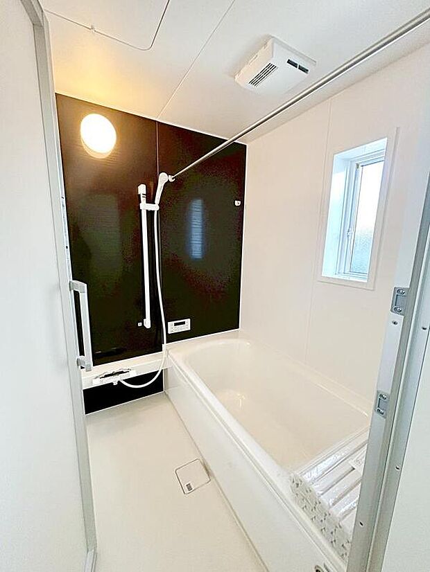 【浴室】落ち着いた雰囲気のゆったり寛げるバスルーム。毎日のバスタイムが楽しみになりそうです。