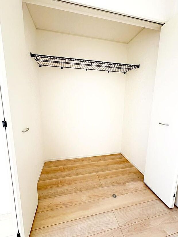 【収納】大人が立って入る事ができる広々クローゼット。コートやワンピースはもちろん、ゴルフバッグ等大きな物も楽々収納できます。