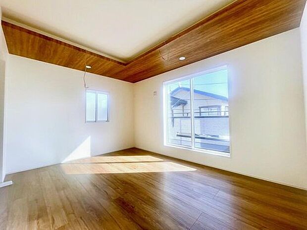 【リビング以外の居室】お部屋にも折上げ天井を採用し、ラグジュアリーな空間を演出します。