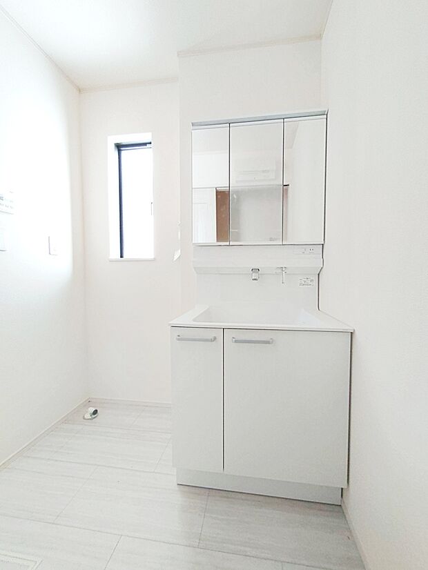 【☆Washstand☆】
白を基調とした爽やかなサニタリースペース。清潔感のある快適空間です。毎日の身支度も気持ち良くお使い頂けます。
ハイバック水栓は、水栓周りに水がたまりにくくお手入れ楽々です♪