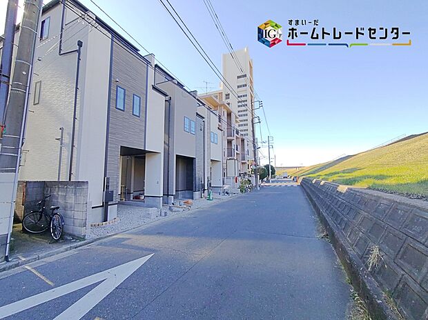 【前面道路含む現地写真】ビルトイン車庫ございます。
この街で・この家で暮らしたいと思わせる理由を是非現地でお確かめ下さい。