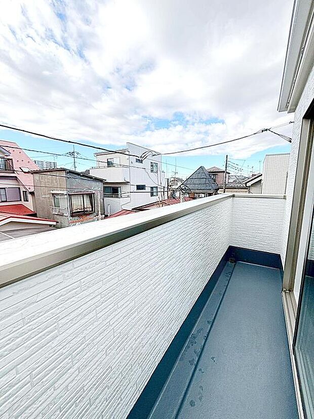 【バルコニー】バルコニーが西向きなので、陽があたる時間が長く冬でもあたたかいです。