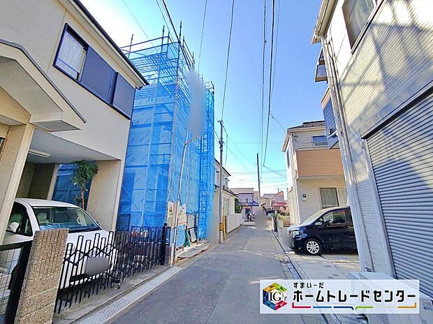 【☆前面道路の様子☆】ビルトインガレージの車庫は雨からお気に入りのお車を守ってくれます♪
平日・お仕事帰りなど、いつでもご案内いたします！お気軽にお問い合わせ下さい。