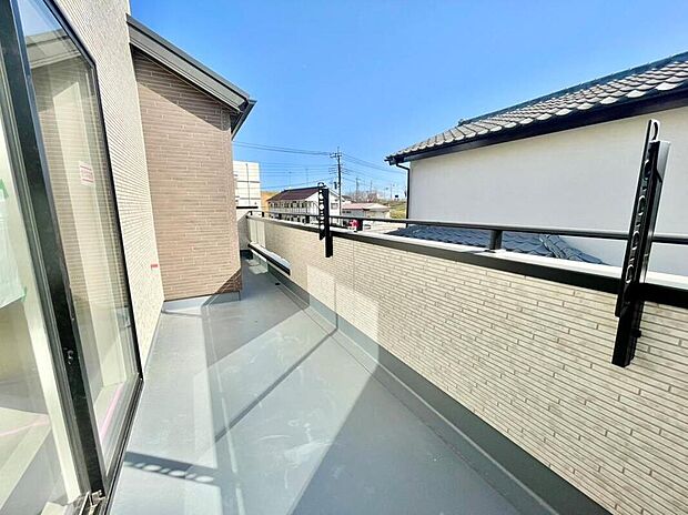 【バルコニー】ひろびろ南側のバルコニー♪奥行もありますのでお洗濯ものもたくさん干せます♪