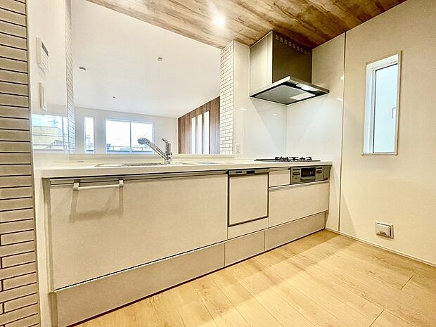 【☆Kitchen☆】ビルトイン式の食器洗い乾燥機を標準設置しています。家事の手間を大幅に削減してくれるお役立ちアイテムは、洗浄力が高いうえ、除菌効果にも優れております。