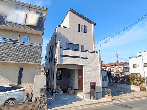 【現地外観写真】周辺には緑豊かな場所が多く、穏やかな時が流れる落ち着いた住環境です。
ゆとりの広さを誇る魅力あふれる邸宅です。
省エネ性能ラベル取得！