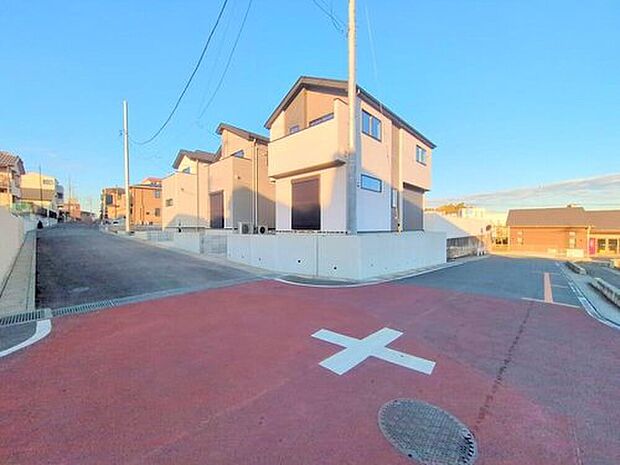 【前面道路含む現地写真】カースペースございます。
この街で・この家で暮らしたいと思わせる理由を是非現地でお確かめ下さい。