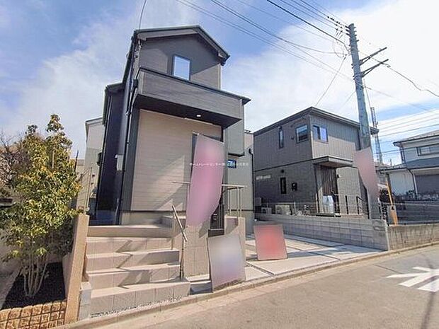 【現地外観写真】２台分のカースペース、駐輪スペースも確保できます。多彩な収納のあるこだわりの邸宅です。
ららぽーと富士見を始めとした生活利便施設が徒歩10分圏内に揃う便利な住環境です。