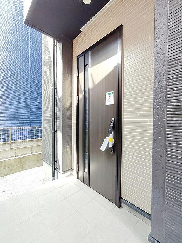 【玄関】玄関ポーチには屋根がついているので雨などでも玄関前で濡れずにお出かけ準備が出来ます。