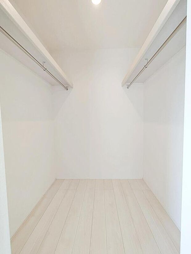 【収納】コートハンガー付きのウォークインクローゼット。洋服タンスをしまえるくらいの大きさなので、すっきりとした室内に。