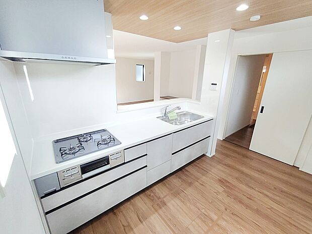 【☆Kitchen☆】明るく開放感のあるリビング。対面式キッチンは、いつでもご家族を感じられる空間作りの重要ポイントになりそうです。