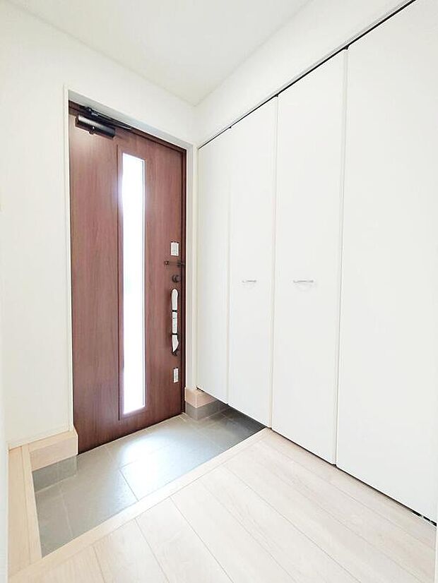 【玄関】玄関にはたっぷり収納の下駄箱を完備。ガラススリットの入った玄関ドアは室内に光を届けてくれる大事な存在です☆ウッドテイストの玄関ドアがお洒落です。