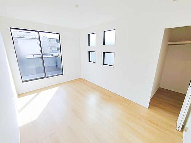 【☆Room☆】明るめのフローリングですので、壁紙ともマッチし、お部屋を更に広く見せてくれる効果も。収納も完備しているので、お部屋は美しい空間を保てますね！