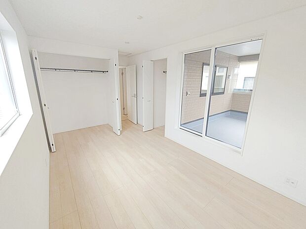 【☆Room☆】充分な広さの収納を備え、採光良好な洋室は、快適空間。プライベートの時間もゆったりお寛ぎ頂けそうです。