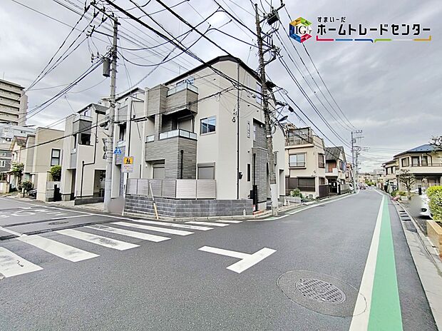 【☆前面道路の様子☆】ビルトイン車庫ございます。
この街で・この家で暮らしたいと思わせる理由を是非現地でお確かめ下さい。
現地をご覧いただきながら、住まいの夢をお聞かせください。