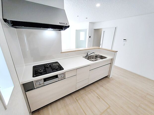 【☆Kitchen☆】人工大理石トップのシステムキッチン。見栄えもよくお手入れもスムーズに出来ます。