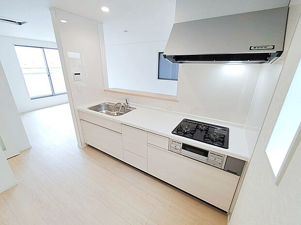 【☆Kitchen☆】
対面式キッチンからは、リビングにいるご家族の様子が一目で分かります。小さいお子様がいても安心です。