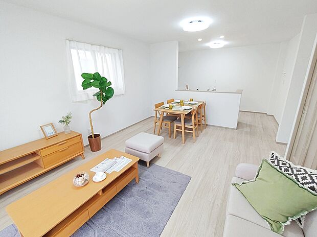 【☆Livingroom☆】
採光良好なリビングは、ご家族の憩いの空間。居心地の良い快適な安らぎの場所にもなりそうです。
※家具付き販売ではございません。