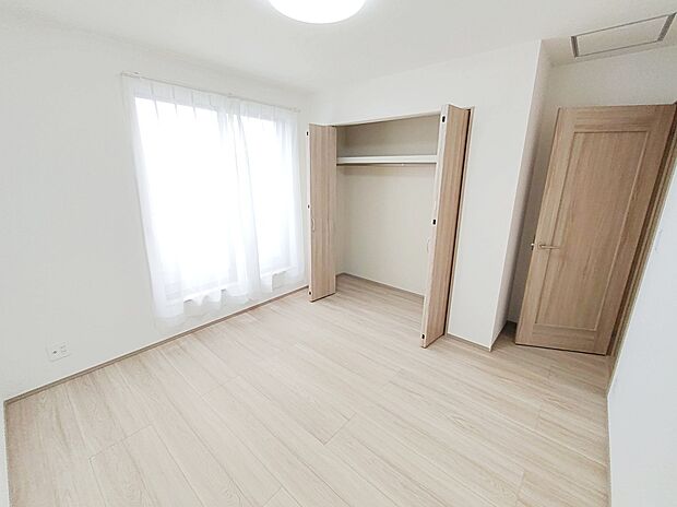 【☆Room☆】
充分な広さの収納を備え、採光良好な洋室は、快適空間。プライベートの時間もゆったりお寛ぎ頂けそうです。