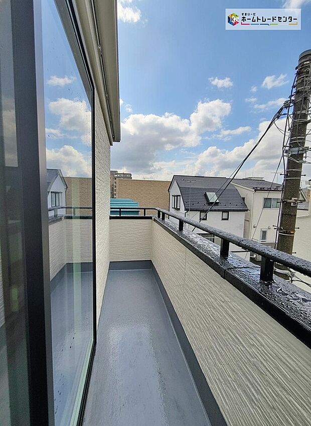 【☆Balcony☆】お布団やシーツも1回でまとめて干せます。広いバルコニーからたっぷりの光をうけたお布団やシーツから太陽のにおいが感じられます。心地よい春の陽射しや暖かな風を楽しむことが出来ます♪