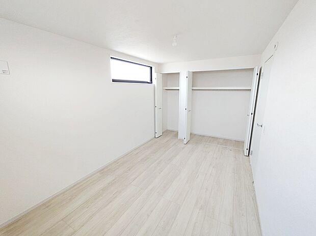 【☆Room☆】
７．１帖洋室。穏やかな光が差し込む室内には、穏やかな時間が流れます。休日には、落ち着いた空間で自分の趣味を楽しむのはいかがですか。