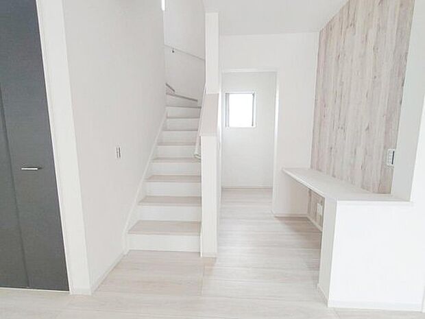 【その他内観】☆リビングイン階段・カウンター・ファミリークローゼット☆
家族のコミュニケーションがさりげなく深まるリビングイン階段。
カウンターコーナーと、奥にはファミリークローゼットもございます。