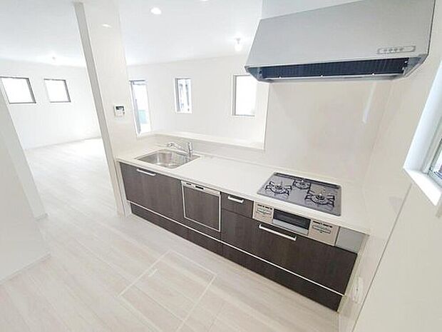 【キッチン】窓付きの明るく爽やかなキッチンスペース。床下収納もございますので、いつでもすっきりとお使い頂けそうです。