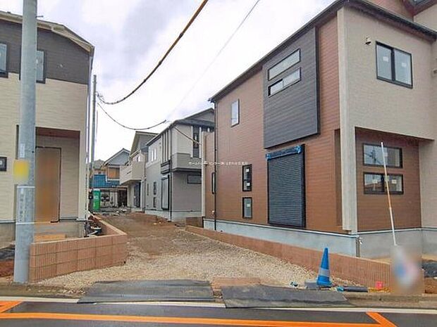 【 前面道路含む現地写真】分譲地内に道路を通しており、ここで分譲地のコミュニティーができますね☆