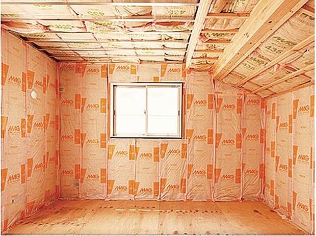 【マイスターが貼るグラスウール断熱材】現場管理者や職人さんに、ガラス繊維協会の実践するマイスター認定の取得を奨励し、断熱材自体の貼りやすさの研究も行い、キレイに貼りやすい断熱材の開発と貼り方の施工技術を構築し、実践しています。