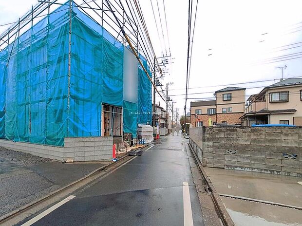 【前面道路含む現地写真】カースペースございます。（3号棟は並列２台可）
平日・お仕事帰りなど、いつでもご案内いたします！お気軽にお問い合わせ下さい。