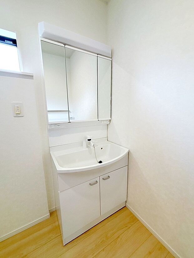 【☆Washstand☆】白を基調とした爽やかなサニタリースペース。清潔感のある快適空間です。毎日の身支度も気持ち良くお使い頂けます。