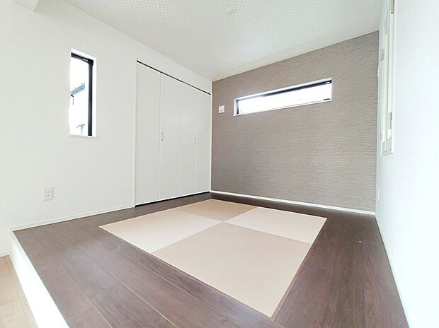 【☆Japaneseroom☆】
リビングの続き間としてご利用いただける小上がり和室。
縁が板の間となっており、家具を配置しやすい仕様です。奥行きのあるクローゼットは来客用のお布団も収納できます。