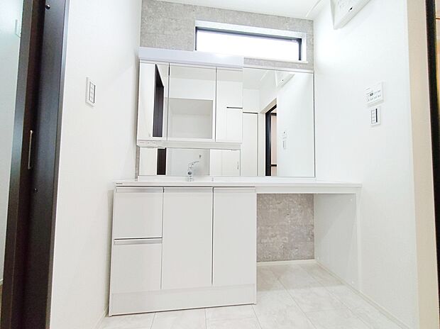 【☆Washstand☆】
ワイドカウンターを使用したサニタリースペース。
明るく清潔感溢れる毎日使う場所だからこそ、快適な空間となっております。