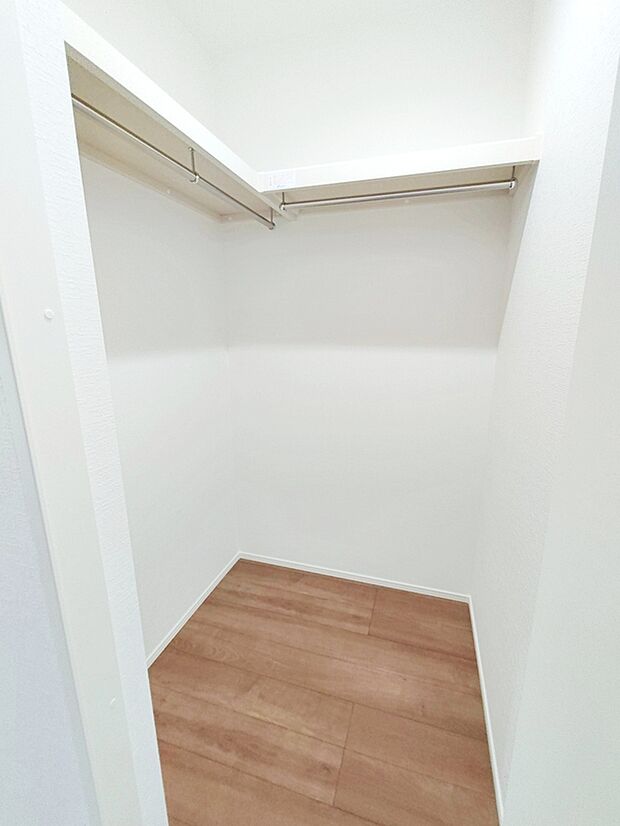 【☆Walk in Closet☆】
お子様との思い出もたっぷりしまえるウォークインクローゼット。衣類だけでなく、鞄などの小物からスーツケースやレジャー用品などの大きな物までたっぷり収納出来ます。