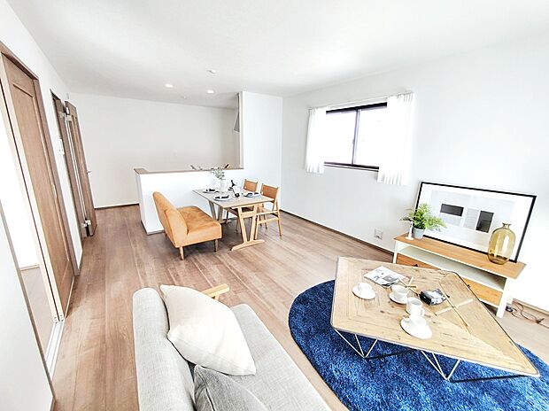 【☆Livingroom☆】
採光良好なリビングは、ご家族の憩いの空間。居心地の良い快適な安らぎの場所にもなりそうです。
※家具付きではございません。