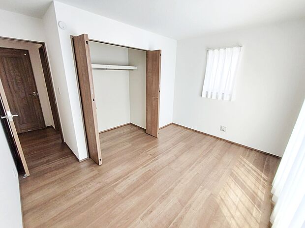 【☆Room☆】
充分な広さの収納を備え、採光良好な洋室は、快適空間。プライベートの時間もゆったりお寛ぎ頂けそうです。