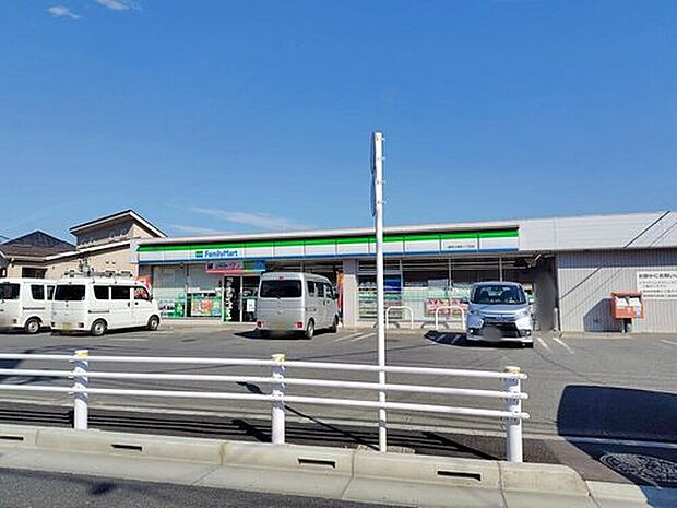 ファミリーマート練馬大泉町一丁目店（約140m）