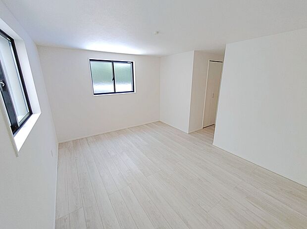 【☆Room☆】全洋室が６帖以上の３LDK！広くて使いやすい間取りです。明るめのフローリングですので、壁紙ともマッチし、お部屋を更に広く見せてくれる効果も。収納も完備しているので、お部屋は美しい空間を保てますね！
