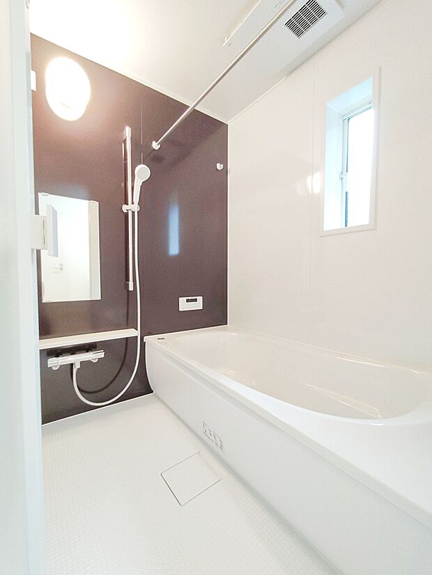 【☆Bathroom☆】浴室は乾きやすく、滑りにくい速乾床を採用。お子様とのお風呂タイムも安心です。