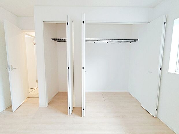 【☆Closet☆】大人が立って入る事ができる広々クローゼット。コートやワンピースはもちろん、ゴルフバッグ等大きな物も楽々収納できます。